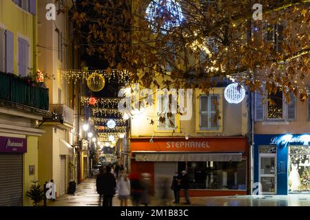 Blick auf die Straße von Montellimar, Frankreich. Weihnachtszeit Stockfoto