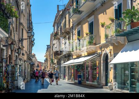 Taormina, Sizilien, Italien - 23. Juli 2020: Die Hauptstraße, Corso Umberto, und eine der vielen Seitenstraßen durch die Küstenstadt Taormina, Italien Stockfoto