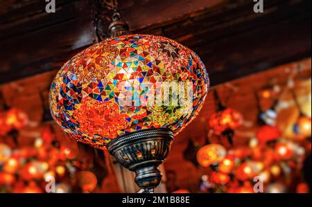 Orientalische Lampen kaufen sich als abstrakter ethnischer Hintergrund ein. Stockfoto