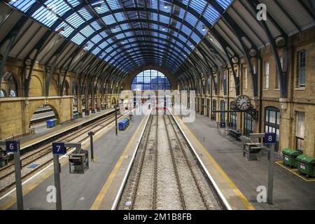 London, Großbritannien. 26.. November 2022. Eine leere Kings Cross Station im Zentrum von London, die während eines Bahnstreiks gesehen wurde. Der Nationale Verband der Arbeitnehmer im Schienen-, See- und Verkehrssektor hat im Dezember und Januar 2023 weitere Streiks im Eisenbahnsektor angekündigt. (Foto: Dinendra Haria/SOPA Images/Sipa USA) Guthaben: SIPA USA/Alamy Live News Stockfoto