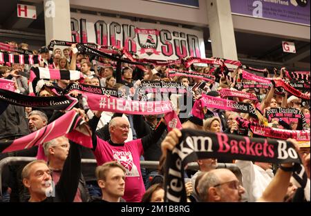 Bonn, Deutschland. 11.. Dezember 2022. Telekom Dome, Basketball Bundesliga, Matchday 9, Telekom Baskets Bonn vs FC Bayern München, Fans der Telekom. Baskets Bonn Credit: Juergen Schwarz/Alamy Live News Stockfoto