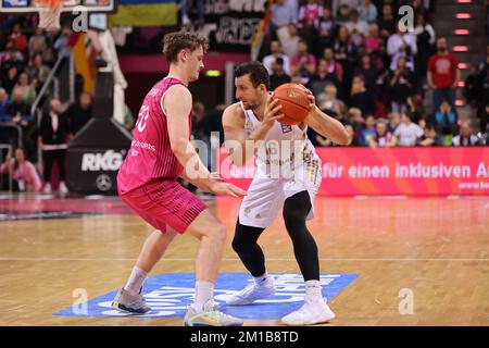 Bonn, Deutschland. 11.. Dezember 2022. Telekom Dome, Basketball Bundesliga, Spieltag 9, Telekom Baskets Bonn gegen FC Bayern Muenchen, Finn Delany (Bonn), Paul Zipser (Bayern) kämpfen um den Ball. Kredit: Juergen Schwarz/Alamy Live News Stockfoto