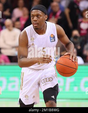 Bonn, Deutschland. 11.. Dezember 2022. Telekom Dome, Basketball Bundesliga, Matchday 9, Telekom Baskets Bonn vs FC Bayern Muenchen, Cassius Winston (Bayern) kontrolliert den Ball. Kredit: Juergen Schwarz/Alamy Live News Stockfoto