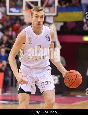 Bonn, Deutschland. 11.. Dezember 2022. Telekom Dome, Basketball Bundesliga, Spieltag 9, Telekom Baskets Bonn vs FC Bayern München, Niels Giffey (Bayern) kontrolliert den Ball. Kredit: Juergen Schwarz/Alamy Live News Stockfoto