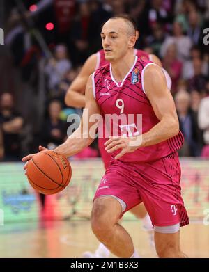 Bonn, Deutschland. 11.. Dezember 2022. Telekom Dome, Basketball Bundesliga, Matchday 9, Telekom Baskets Bonn vs FC Bayern München, Karsten Tadda (Bonn) kontrolliert den Ball. Kredit: Juergen Schwarz/Alamy Live News Stockfoto