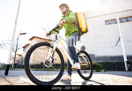 Porträt eines jungen Fahrrades in der Stadt. Gastronomiekonzept Stockfoto