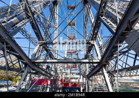Wiener Riesenrad oder wiener Riesenrad. Das Riesenrad befindet sich im Praterpark in Wien und ist die beliebteste Attraktion in der CI Stockfoto