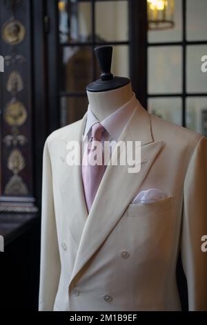 Fertiger Männeranzug bei Anderson & Sheppard Tailors in Old Burlington Street, London, Großbritannien. Stockfoto