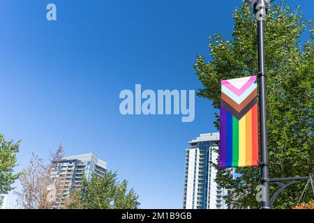 Die Schwulenflagge in der Innenstadt von Calgary Stockfoto