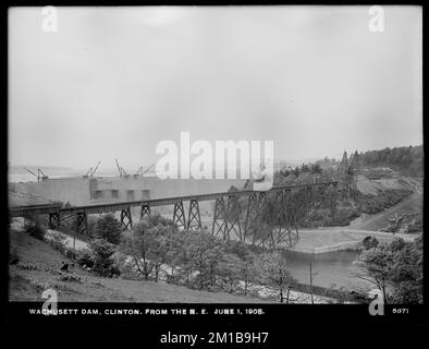 Wachusett Dam, aus dem Nordosten, mit Viadukt und Autobahnbrücke, Clinton, Mass., 1. Juni 1905 Wasserwerke, Dämme, Baustellen, Viadukte Stockfoto