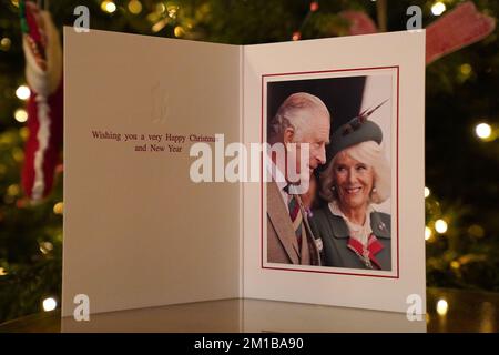 Die 2022-Weihnachtskarte von König Karl III. Und der Königlichen Gemahlin vor einem Weihnachtsbaum im Clarence House, London. Das Foto wurde bei den Braemar Games am 3.. September 2022 von Samir Hussein aufgenommen. Foto: Sonntag, 11. Dezember 2022. Stockfoto