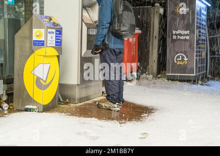 London UK 11 . Dezember 2022 . Wetter in Großbritannien. Der arktische Frost bringt Schneefälle, ein Mann kauft ein Zugticket an einem Automaten für die Fahrt nach London von Greenwich, Südost-London, England. Kredit: Glosszoom/Alamy Live News Stockfoto