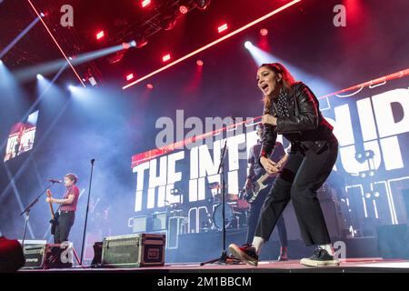 Inglewood, USA. 10.. Dezember 2022. Aimee Interrupter of the Interrupters anlässlich der fast akustischen Weihnachten des KROQ im Kia Forum am 10. Dezember 2022 in Inglewood, Kalifornien (Foto: Daniel DeSlover/Sipa USA). Guthaben: SIPA USA/Alamy Live News Stockfoto