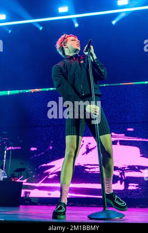 Inglewood, USA. 10.. Dezember 2022. Yungblud (Dominic Harrison) anlässlich der fast akustischen KROQ-Weihnachten im Kia Forum am 10. Dezember 2022 in Inglewood, Kalifornien (Foto: Daniel DeSlover/Sipa USA) Guthaben: SIPA USA/Alamy Live News Stockfoto