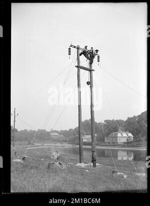 Wachusett Department, Wachusett-Sudbury Power Transmission Line, Attaching Isolators and Conductors, Special double Pole No. 328, Southborough, Mass., 28. Mai 1918 Wasserwerke, Stromleitungen Stockfoto