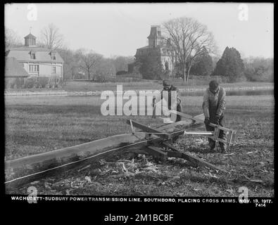 Wachusett Department, Wachusett-Sudbury Power Transmission Line, Placing Cross Arms, Southborough, Mass., November 13, 1917 , Wasserwerke, Stromleitungen, Baustellen Stockfoto