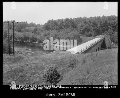 Wachusett Department, Wachusett-Sudbury-Stromübertragungsleitung, reguläre 40-Fuß-Doppelpolstruktur, Spannweite 392 Fuß, Wachusett Aqueduct, Assabet River Crossing; Assabet Bridge in background, Northborough, Mass., 1. August 1918 Wasserwerke, Stromleitungen, Aquädukte, Bauarbeiten abgeschlossen Stockfoto