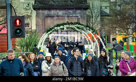 Edinburgh, Schottland, Vereinigtes Königreich 11h. Dezember 2022. Auf den nächtlichen Weihnachtsmessen in Edinburgh drängten Touristen und Einheimische die Sehenswürdigkeiten. Credit Gerard Ferry/Alamy Live News Stockfoto