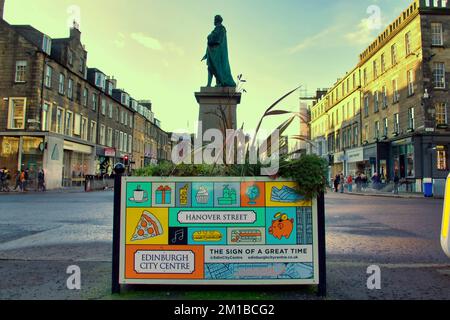 Edinburgh, Schottland, Vereinigtes Königreich 11h. Dezember 2022. Auf den nächtlichen Weihnachtsmessen in Edinburgh drängten Touristen und Einheimische die Sehenswürdigkeiten. Credit Gerard Ferry/Alamy Live News Stockfoto