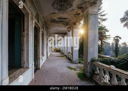 Alte Kolonnaden in einer verlassenen Villa. Stockfoto