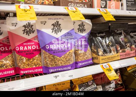 Frühstücksflocken mit Himbeeren-, Heidelbeeren- und Zimtgeschmack, Sydney Supermarkt Regal, NSW, Australien Stockfoto