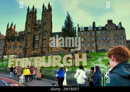 Edinburgh, Schottland, Vereinigtes Königreich 11h. Dezember 2022. Auf den nächtlichen Weihnachtsmessen in Edinburgh drängten Touristen und Einheimische die Sehenswürdigkeiten. Das edinburgh-Schild auf dem Hügel ist der Hit der festlichen Attraktionen. Credit Gerard Ferry/Alamy Live News Stockfoto