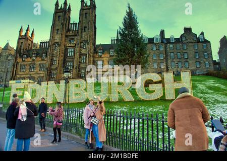 Edinburgh, Schottland, Vereinigtes Königreich 11h. Dezember 2022. Auf den nächtlichen Weihnachtsmessen in Edinburgh drängten Touristen und Einheimische die Sehenswürdigkeiten. Das edinburgh-Schild auf dem Hügel ist der Hit der festlichen Attraktionen. Credit Gerard Ferry/Alamy Live News Stockfoto