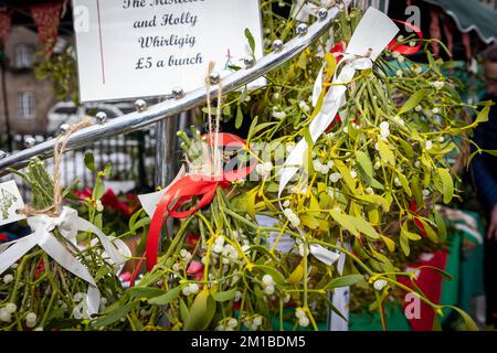 Lymm Village, Cheshire, Großbritannien. Dezember 10. 2022 - Lymm Village, Cheshire, England, Großbritannien. Das Dorf Lymm in Cheshire hat die Uhren mit dem Lymm Dickensian Christmas Festival auf die Herrschaft der HM Queen Victoria zurückgedreht. Das Lymm Dickensian Christmas Festival hatte eine Reihe von Verkaufsständen und Händlern, die eine Vielzahl von Kunst und Kunsthandwerk und Weihnachtsgeschenke, Straßenunterhaltung und eine große Auswahl an Speisen verkauften, die die Straßen des Dorfes mit Dickens Charakteren im Überfluss säumen. Kredit: John Hopkins/Alamy Live News Stockfoto