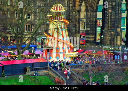 Edinburgh, Schottland, Vereinigtes Königreich 11h. Dezember 2022. Auf den nächtlichen Weihnachtsmessen in Edinburgh drängten Touristen und Einheimische die Sehenswürdigkeiten. Credit Gerard Ferry/Alamy Live News Stockfoto