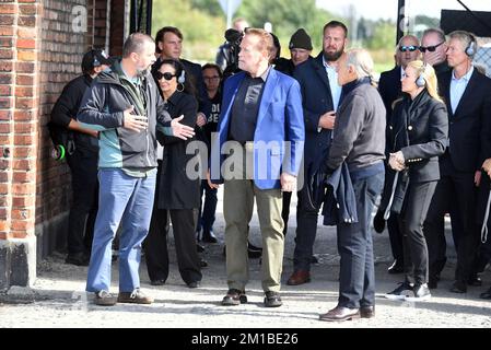 Oswiecim, Polen. 28.. September 2021. Hollywood-Schauspieler, Bodybuilder und ehemaliger Gouverneur von Kalifornien (USA) Arnold Schwarzenegger bei einem privaten Besuch im ehemaligen deutschen Konzentrationslager Auschwitz Birkenau. Nach dem Besuch des Lagers besuchte er das Jüdische Zentrum in O?wi?cim, wo er eine ehemalige Gefangene des Lagers, Lidia Maksymowicz, traf. (Foto: Alex Bona/SOPA Images/Sipa USA) Guthaben: SIPA USA/Alamy Live News Stockfoto