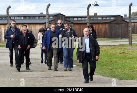 Oswiecim, Polen. 28.. September 2021. Hollywood-Schauspieler, Bodybuilder und ehemaliger Gouverneur von Kalifornien (USA) Arnold Schwarzenegger bei einem privaten Besuch im ehemaligen deutschen Konzentrationslager Auschwitz Birkenau. Nach dem Besuch des Lagers besuchte er das Jüdische Zentrum in O?wi?cim, wo er eine ehemalige Gefangene des Lagers, Lidia Maksymowicz, traf. (Foto: Alex Bona/SOPA Images/Sipa USA) Guthaben: SIPA USA/Alamy Live News Stockfoto