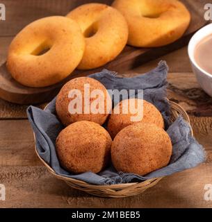 Kolumbianische traditionelle Speisen: Frühstück mit Pandequeso, buñuelo und heißer Schokolade Stockfoto