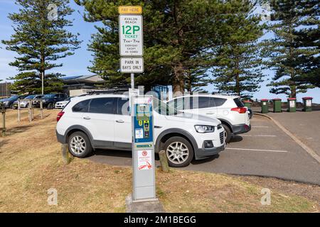 Avalon Beach Parkplatz in Sydney, Parkkartenautomat für Parkmöglichkeiten bis zu 12 Stunden 12P, NSW, Australien Stockfoto