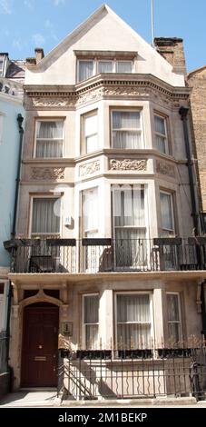 Fine Architecture, Mayfair, Westminster, London, Großbritannien. Schönes Gebäude mit Balkon Stockfoto