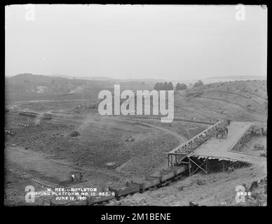 Wachusett Reservoir, Dumping Platform No. 13, Section 6, Boylston, Mass., Juni 12, 1901 , Wasserwerke, Reservoirs, Wasserverteilungsstrukturen, Baustellen Stockfoto