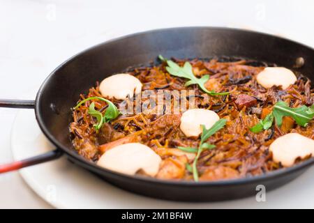 Fideua, typischer Nudelauflauf. Typisch spanische Küche. Stockfoto