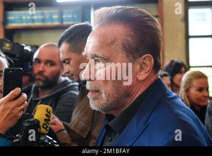 Oswiecim, Polen. 28.. September 2022. Hollywood-Schauspieler, Bodybuilder und ehemaliger Gouverneur von Kalifornien (USA) Arnold Schwarzenegger bei einem privaten Besuch im ehemaligen deutschen Konzentrationslager Auschwitz Birkenau. Nach dem Besuch des Lagers besuchte er das Jüdische Zentrum in O?wi?cim, wo er eine ehemalige Gefangene des Lagers, Lidia Maksymowicz, traf. (Kreditbild: © Alex Bona/SOPA Bilder über ZUMA Press Wire) Stockfoto