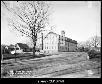 Wachusett Reservoir, George F. Howe's Factory and House, auf der Südseite der East Main Street, gegenüber der Howe Street, von Osten an der Ecke East Main and Cross Streets, West Boylston, Massachusetts, 14. Dezember 1896 Wasserwerke, Reservoirs, Wasserverteilungsstrukturen, Immobilien Stockfoto