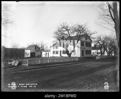 Wachusett Reservoir, George F. Howe's House, auf der Südseite der East Main Street, neben Dorinda D. Winter's, von Osten in East Main Street, West Boylston, Massachusetts, 14. Dezember 1896 Wasserwerke, Reservoirs, Wasserverteilungsstrukturen, Immobilien Stockfoto