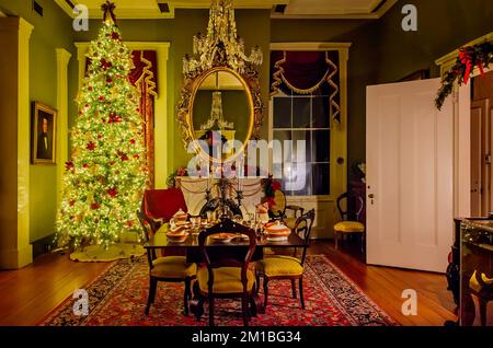 Der Speisesaal der Oakleigh Mansion ist während der Weihnachtszeit bei Kerzenschein im Oakleigh, 10. Dezember 2022, in Mobile, Alabama, dekoriert. Stockfoto