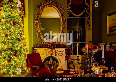 Der Speisesaal der Oakleigh Mansion ist während der Weihnachtszeit bei Kerzenschein im Oakleigh, 10. Dezember 2022, in Mobile, Alabama, dekoriert. Stockfoto