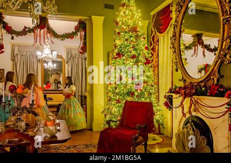 Der Speisesaal der Oakleigh Mansion ist während der Weihnachtszeit bei Kerzenschein im Oakleigh, 10. Dezember 2022, in Mobile, Alabama, dekoriert. Stockfoto