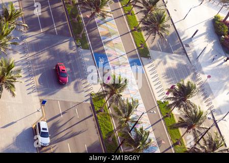 Draufsicht auf den Strand von Jeddah November 26 2022 - Drohnenfotografie für die corniche Street am Roten Meer - Verkehr am Ufer, Jeddah Stadt - Saudi-Arabien Stockfoto