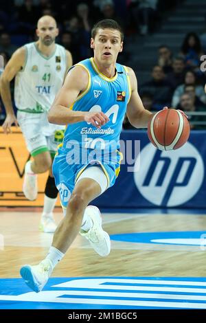 Madrid, Spanien. 11.. Dezember 2022. Spieler Hansel Atencia von Movistar Estudiantes in Aktion während der Spanischen Liga, Liga LEB Oro, Basketballspiel zwischen Movistar Estudiantes und TAU Castello im Wizink Center Pavillon. Endpunktzahl; Movistar Estudiantes 77-52 TAU Castello Credit: SOPA Images Limited/Alamy Live News Stockfoto