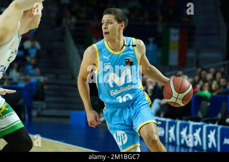 Madrid, Spanien. 11.. Dezember 2022. Spieler Hansel Atencia von Movistar Estudiantes in Aktion während der Spanischen Liga, Liga LEB Oro, Basketballspiel zwischen Movistar Estudiantes und TAU Castello im Wizink Center Pavillon. Endpunktzahl; Movistar Estudiantes 77-52 TAU Castello Credit: SOPA Images Limited/Alamy Live News Stockfoto
