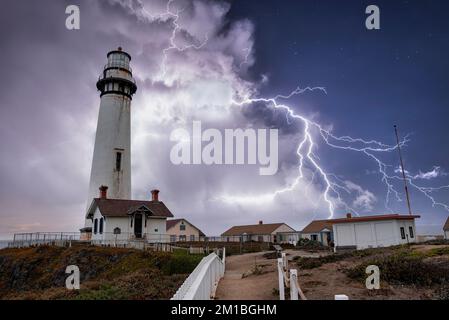 Pigeon Point Lighthouse mit wolkenlosem Himmel und Gewitter im Hintergrund Stockfoto