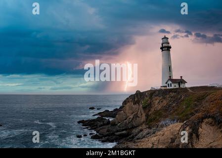 Pigeon Point Lighthouse an der Pazifikküste mit wunderschöner Meereslandschaft bei Sonnenuntergang Stockfoto