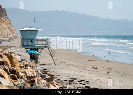 Strandhütte am Sandstrand und Wellen im Meer in San Diego Stockfoto