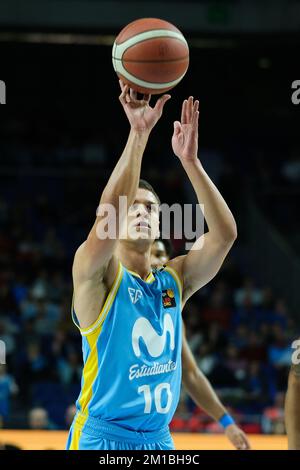 Madrid, Spanien. 11.. Dezember 2022. Spieler Hansel Atencia von Movistar Estudiantes in Aktion während der Spanischen Liga, Liga LEB Oro, Basketballspiel zwischen Movistar Estudiantes und TAU Castello im Wizink Center Pavillon. Endpunktzahl: Movistar Estudiantes 77-52 TAU Castello (Foto: Atilano Garcia/SOPA Images/Sipa USA). Guthaben: SIPA Live USA/Alamy News Stockfoto