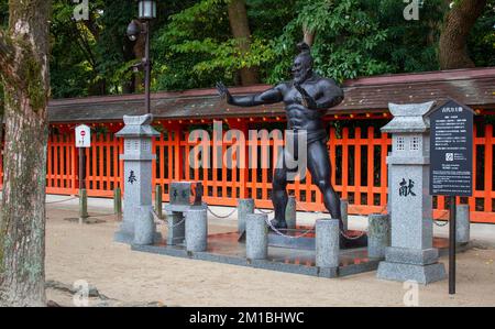 Eine Sumo-Kampfstatue im Sumiyoshi Jinja-Tempel in Fukuoka, Japan Stockfoto